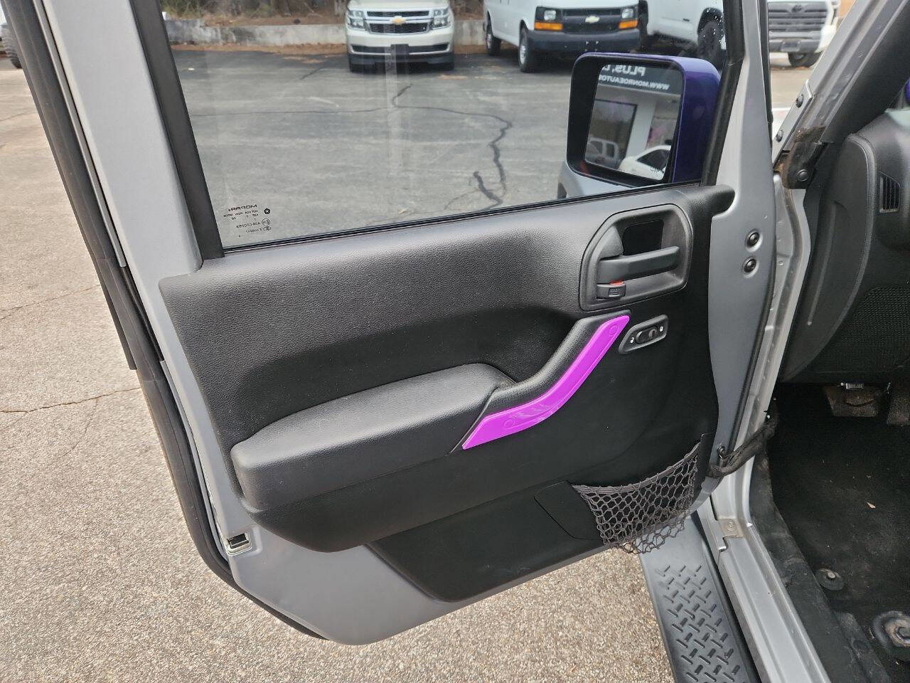 Used 2014 Jeep Wrangler Unlimited Sahara w/ Max Tow Package image 9