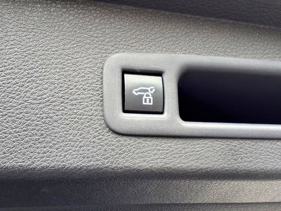 Used 2025 Toyota Sienna XLE image 11