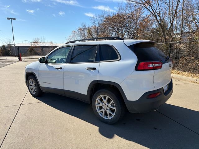 Used 2016 Jeep Cherokee Sport image 3