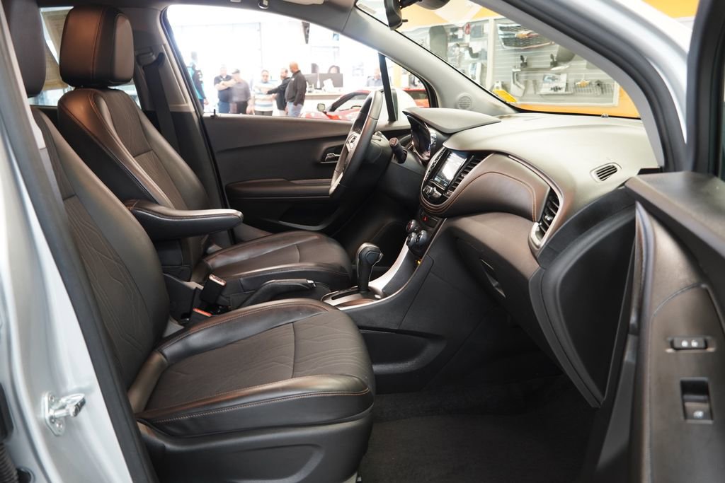 Used 2019 Chevrolet Trax LT w/ LT Convenience Package image 32