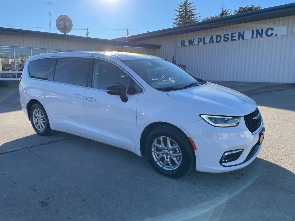 Used 2024 Chrysler Pacifica Touring-L image 20