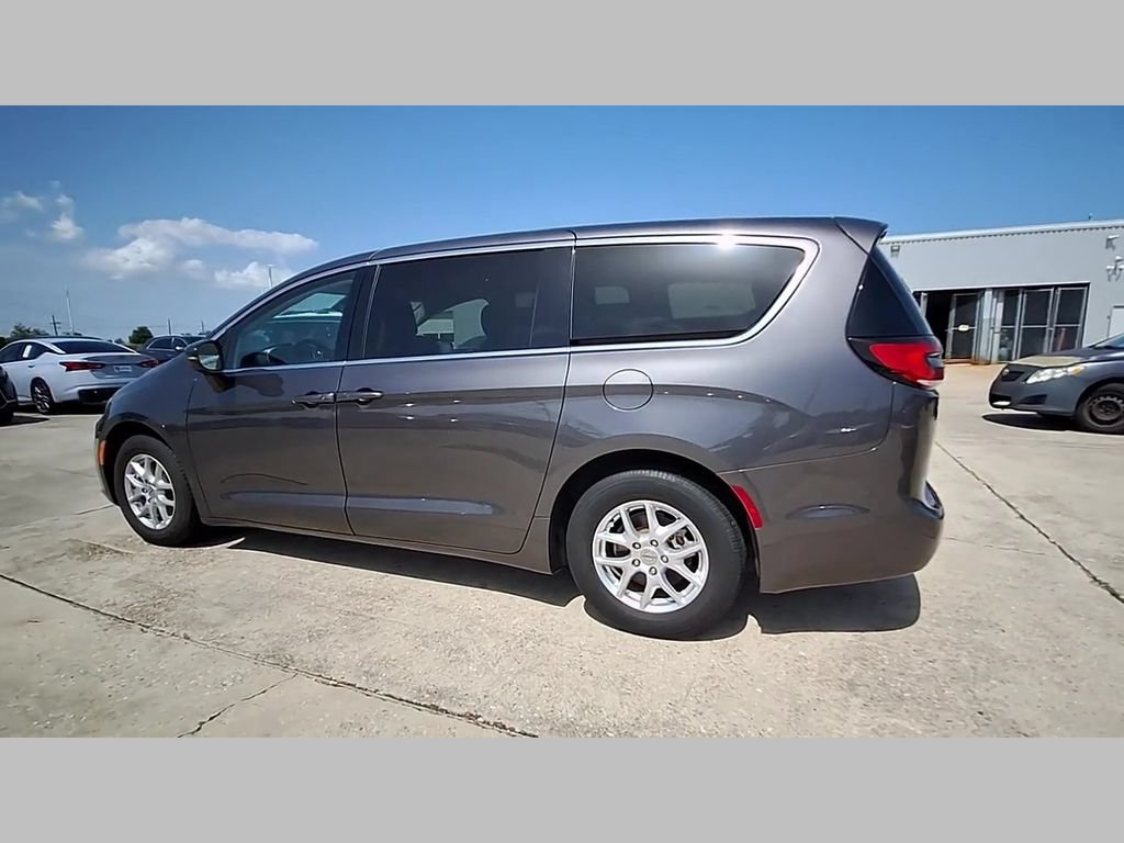 Used 2023 Chrysler Pacifica Touring-L FWD image 48