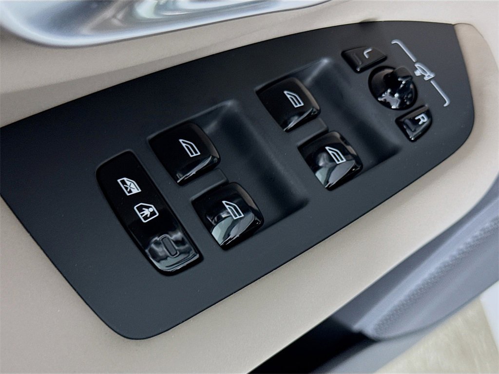 New 2025 Volvo XC90 B6 Plus w/ Protection Package Premier image 18