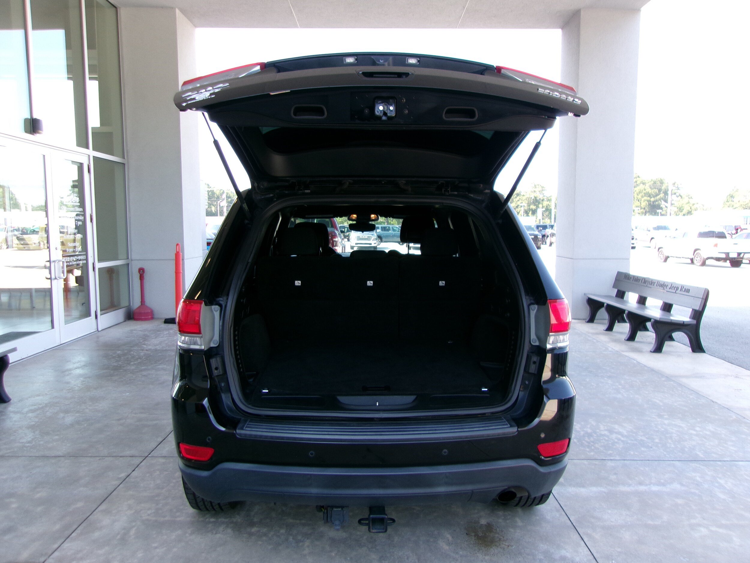 Used 2017 Jeep Grand Cherokee Laredo AWD/4WD image 19