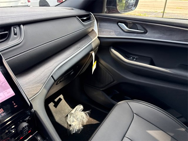 New 2025 Jeep Grand Cherokee L Limited w/ Trailer Tow Package image 25