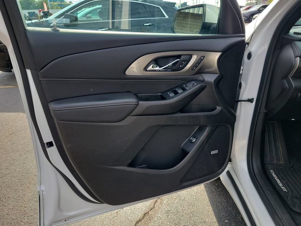 Used 2023 Chevrolet Traverse Premier FWD image 24