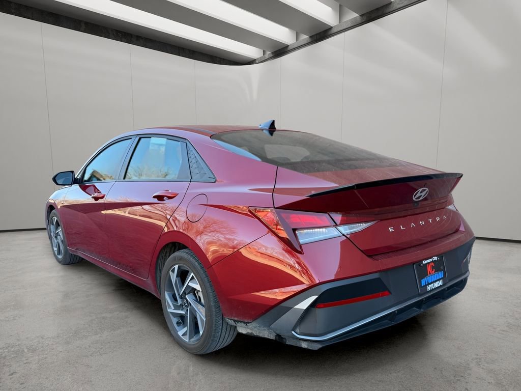 Used 2025 Hyundai Elantra Blue image 3