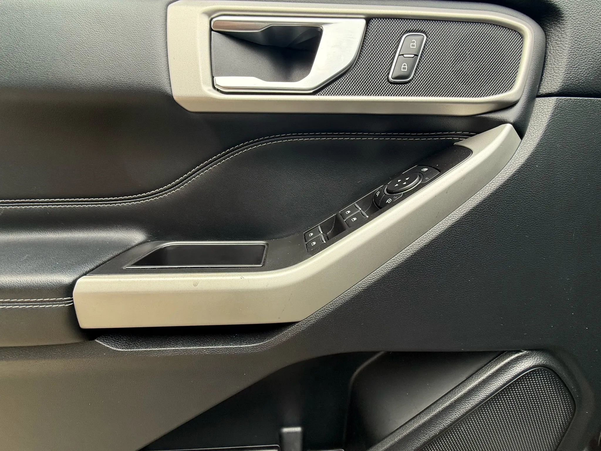 Used 2021 Ford Explorer XLT w/ Equipment Group 202A image 10