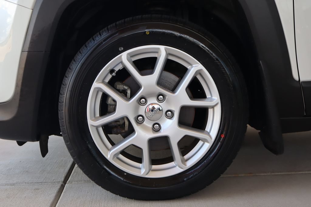 Used 2019 Jeep Renegade Latitude FWD image 5
