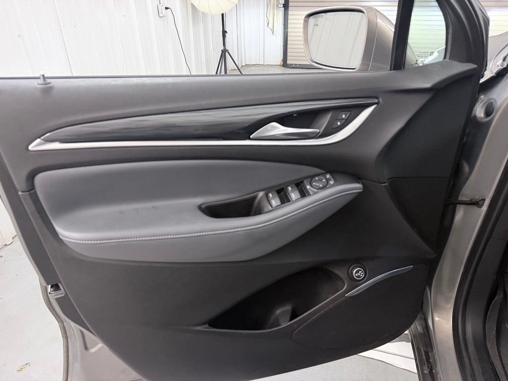 Used 2018 Buick Enclave Essence AWD/4WD image 12