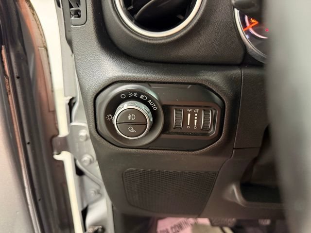 Used 2020 Jeep Gladiator Overland AWD/4WD image 15