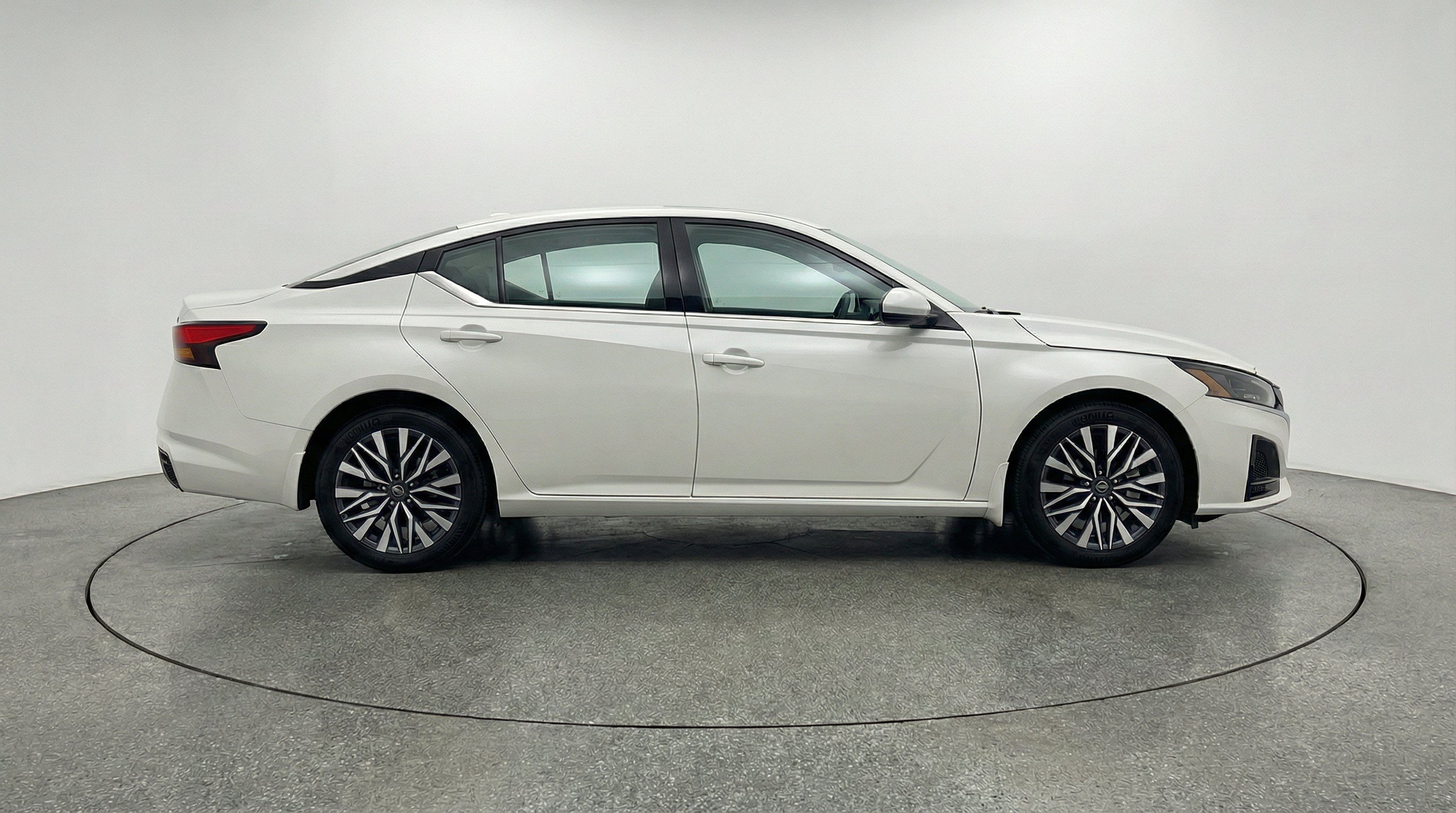 Used 2025 Nissan Altima 2.5 SV FWD image 11