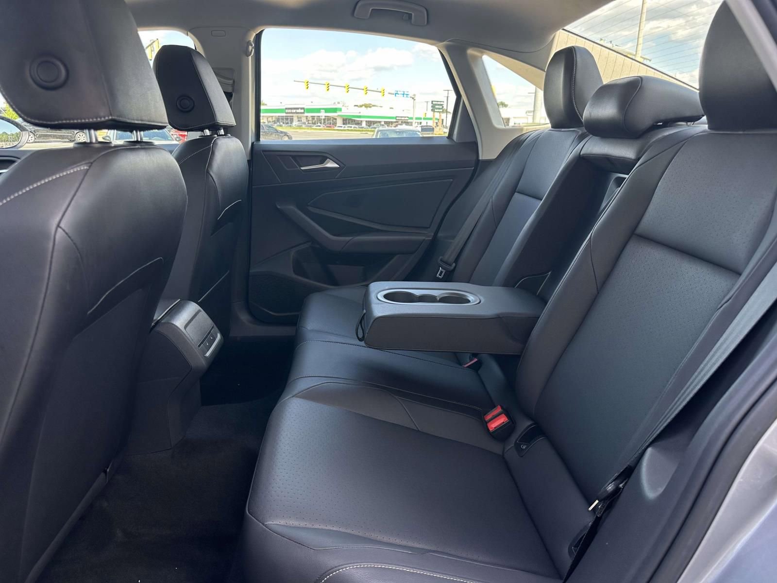 Used 2019 Volkswagen Jetta SEL w/ Cold Weather Package FWD image 13