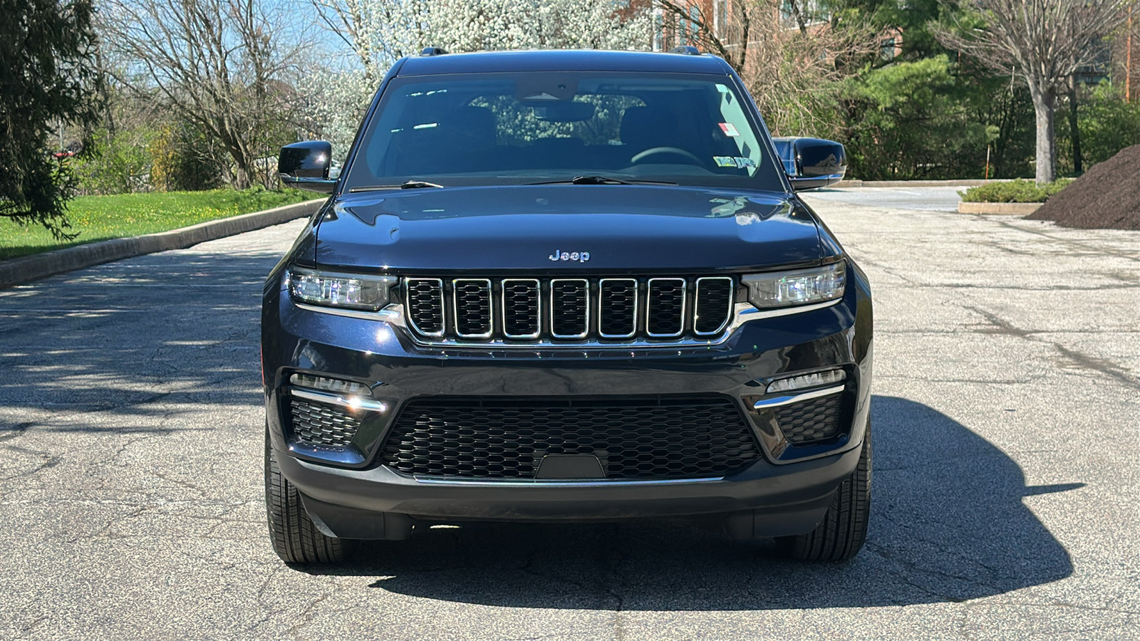Used 2023 Jeep Grand Cherokee Limited AWD/4WD image 3
