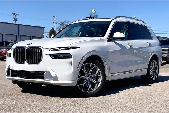 Used 2023 BMW X7 xDrive40i w/ Parking Assistance Package image 2