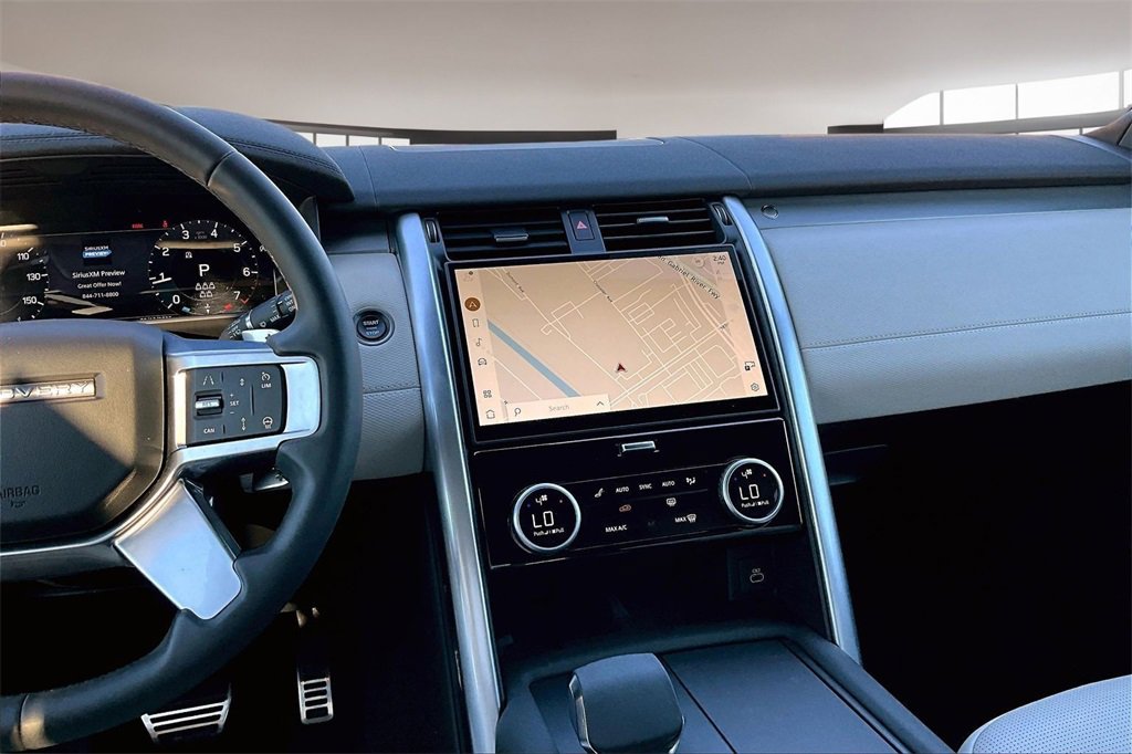 Used 2024 Land Rover Discovery Dynamic SE image 9