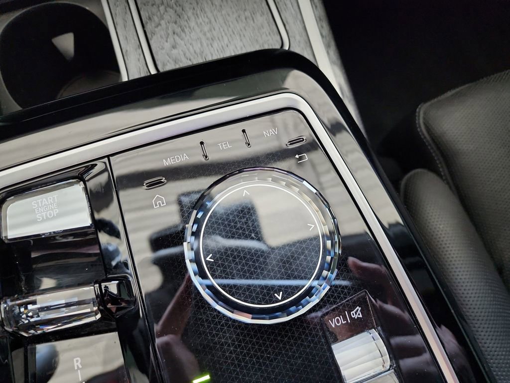 Used 2023 BMW 740i w/ Executive Package image 29