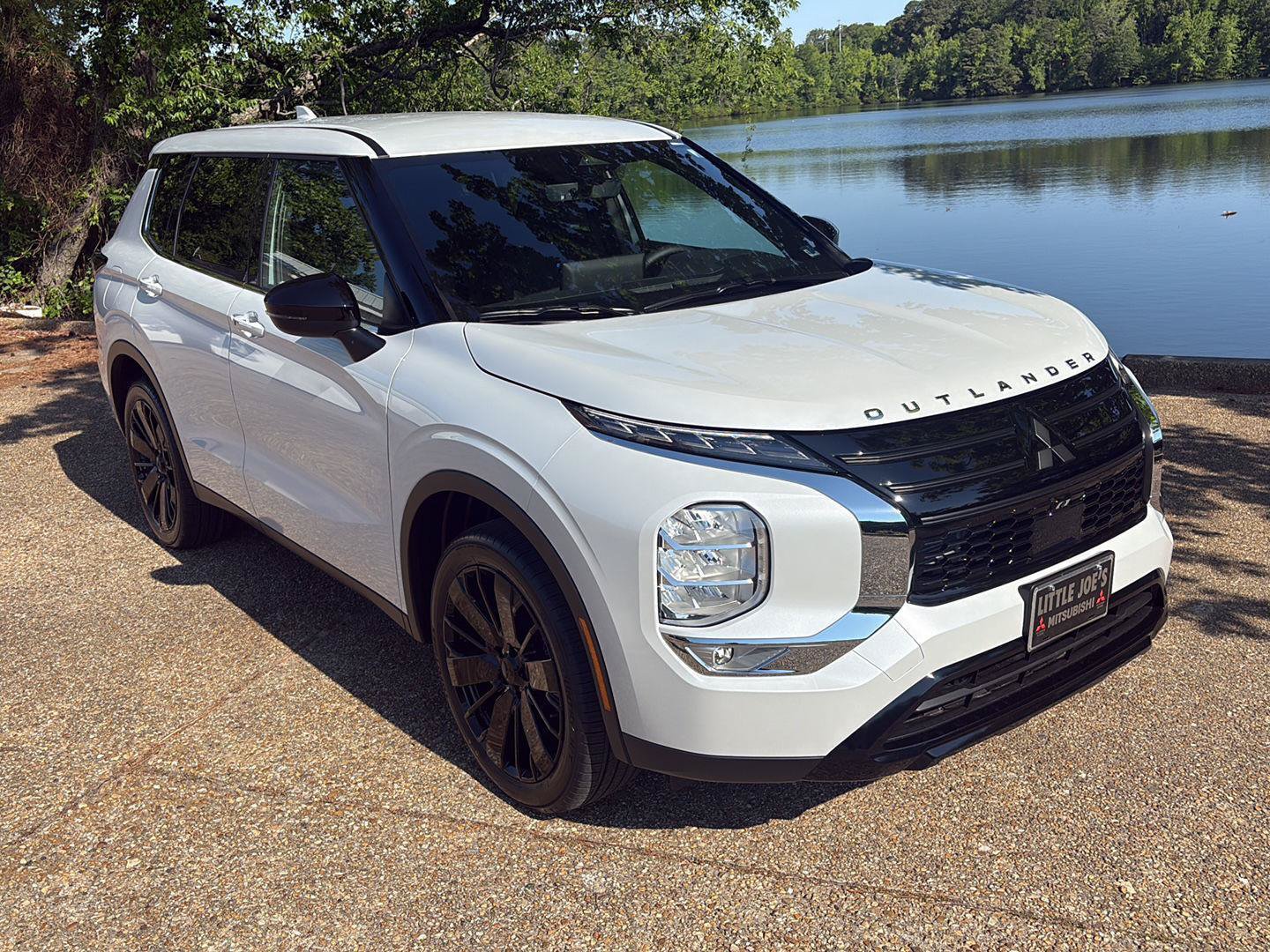 New 2026 Mitsubishi Outlander LE FWD image 2