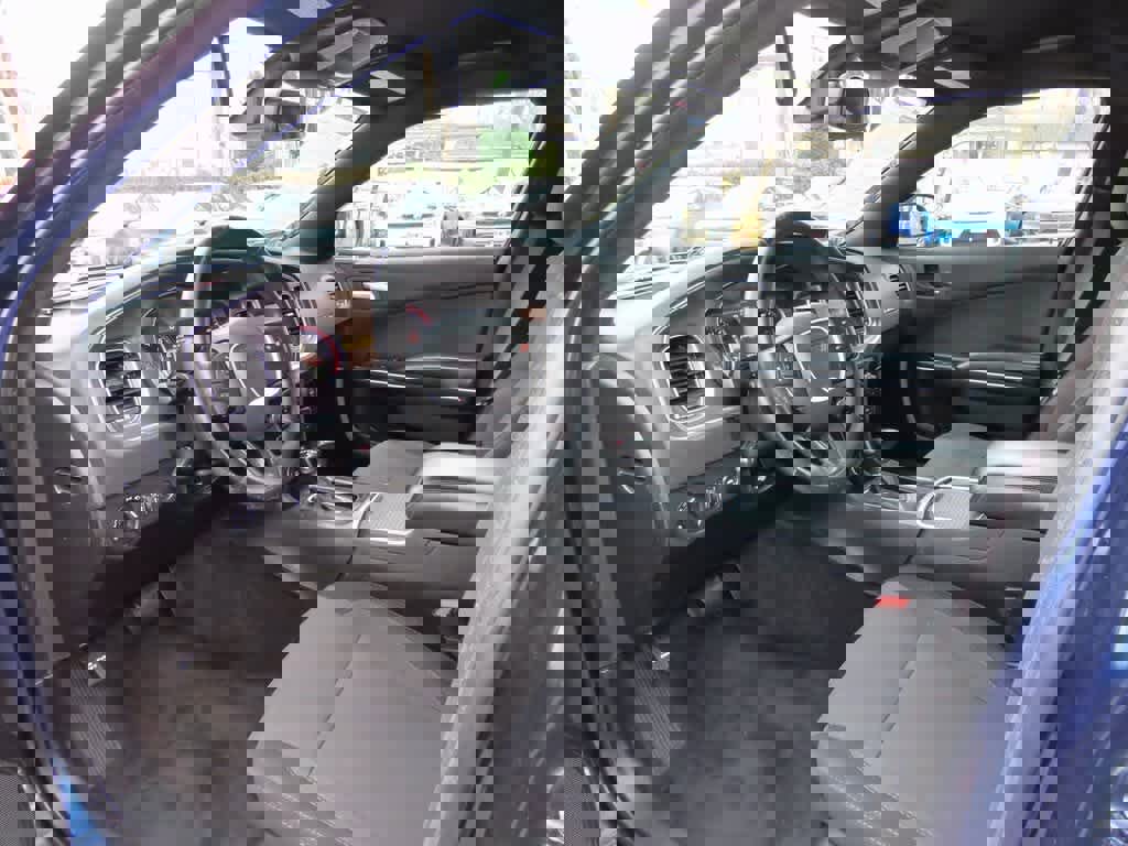 Used 2015 Dodge Charger SE image 2