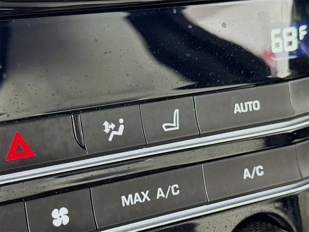 Used 2019 Jaguar F-PACE SVR image 21