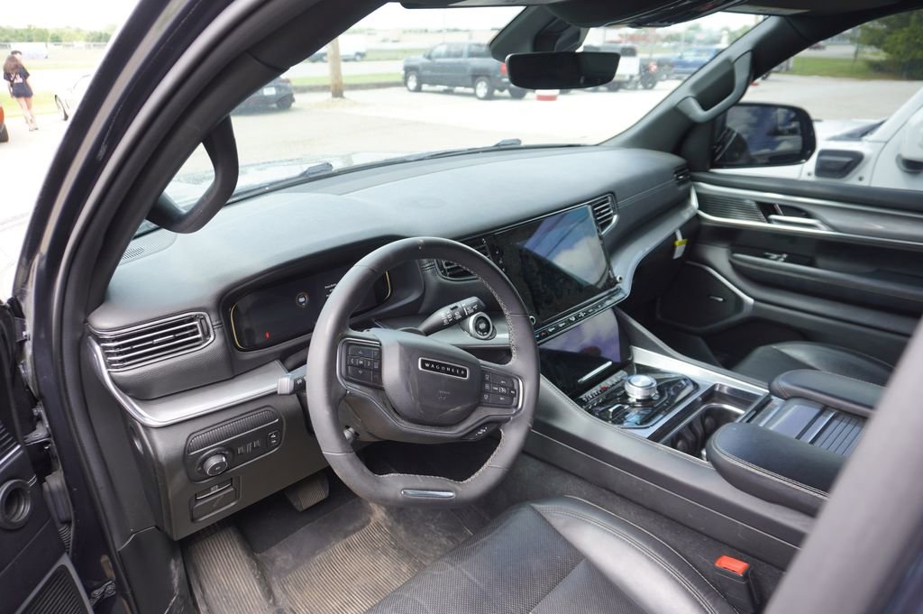 Used 2022 Jeep Wagoneer Series II AWD/4WD image 3