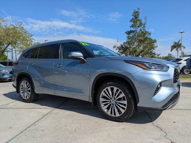 Used 2022 Toyota Highlander Platinum image 2