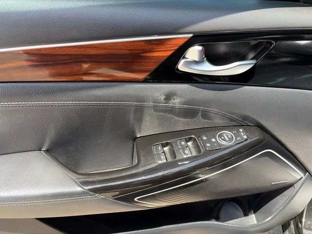 Used 2017 Kia Cadenza Premium w/ Luxury Package FWD image 13