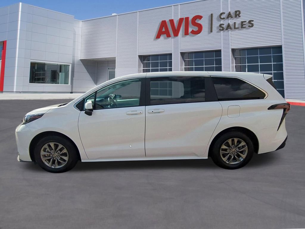 Used 2025 Toyota Sienna LE image 10