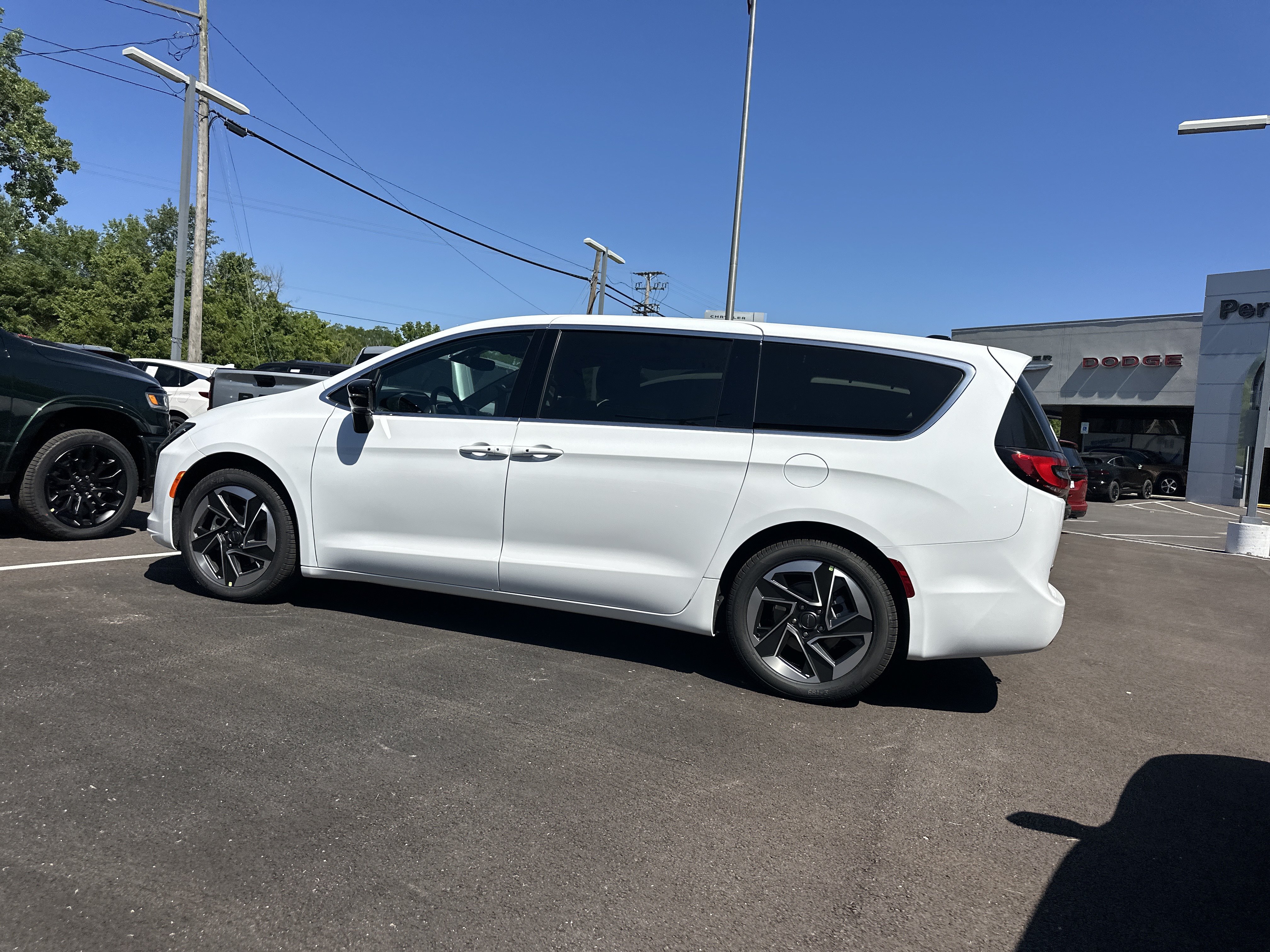New 2027 Chrysler Pacifica Limited w/ Family Tech Group FWD image 21