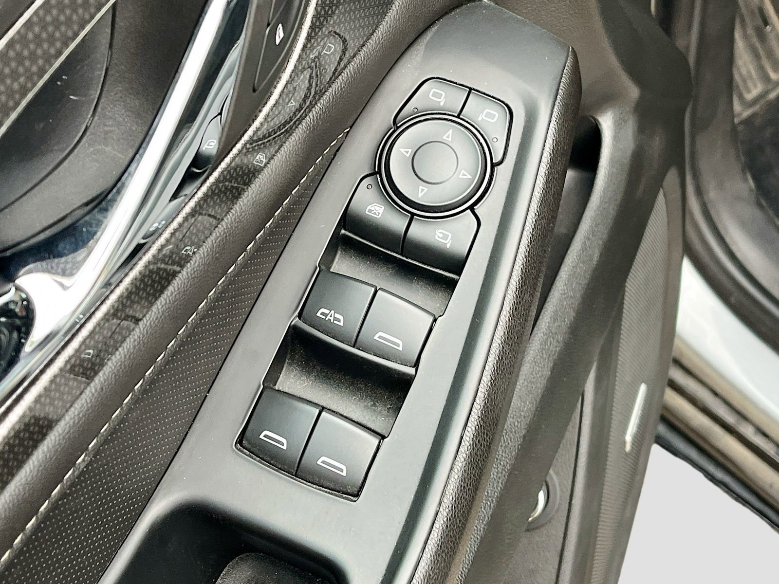 Used 2023 Chevrolet Traverse Premier w/ Redline Edition image 18