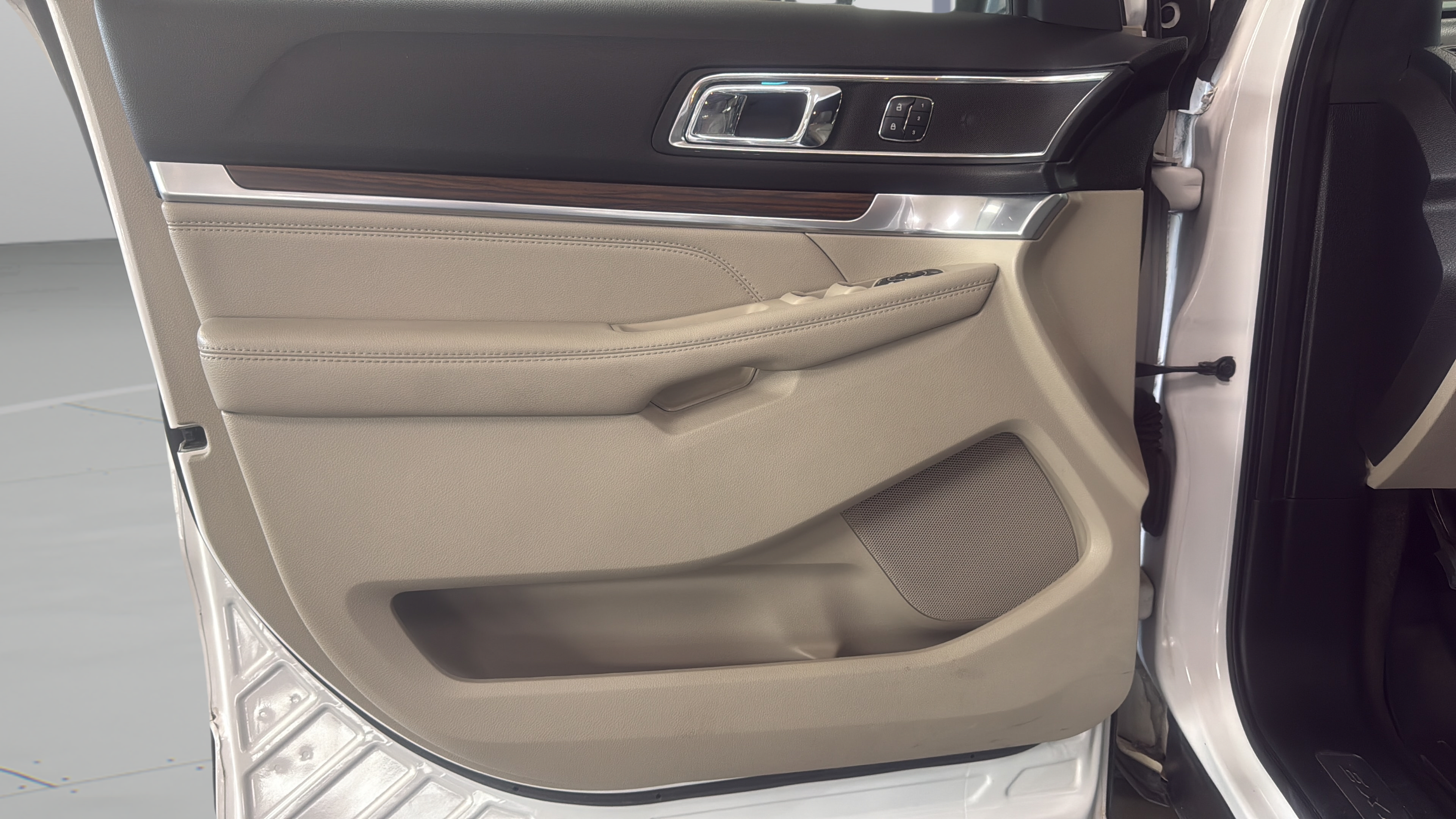 Used 2018 Ford Explorer Limited FWD image 12