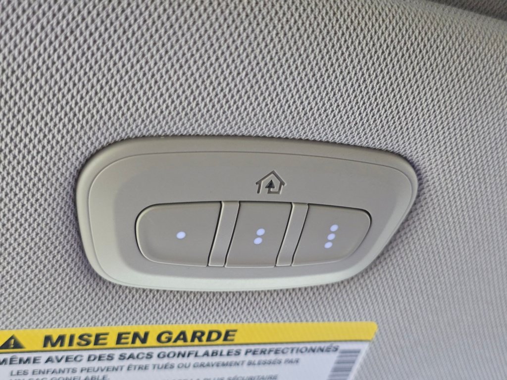 Used 2022 Chrysler Pacifica Limited w/ Uconnect Theater Family Group FWD image 31