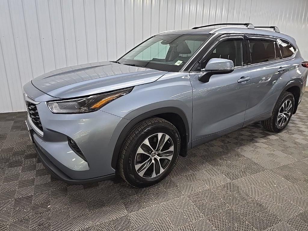 Used 2022 Toyota Highlander XLE AWD/4WD image 8