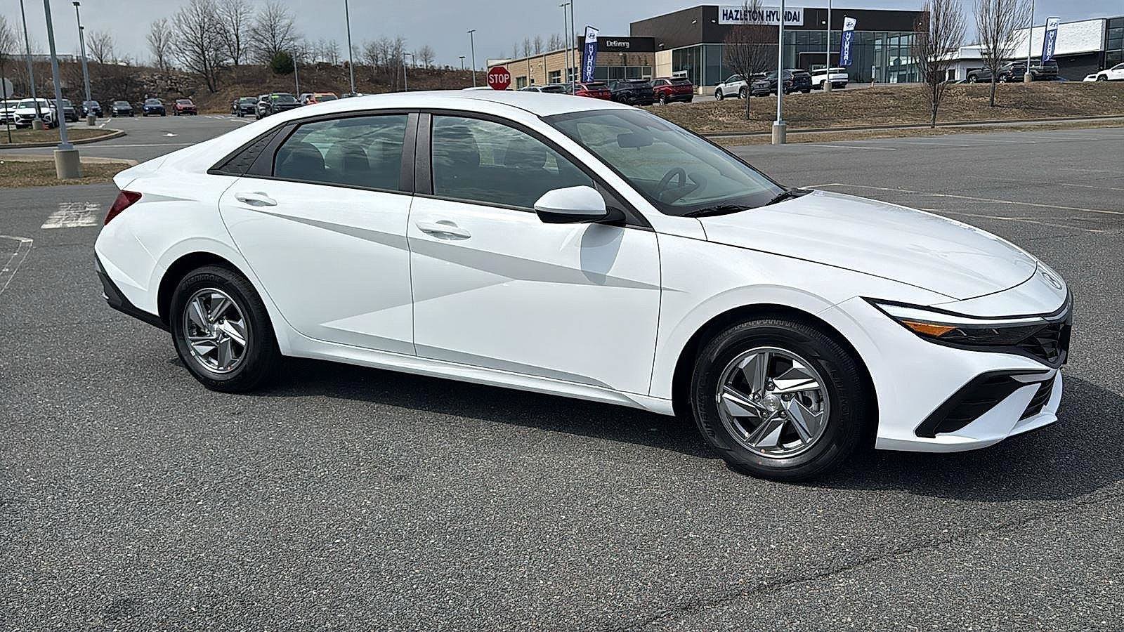 Used 2026 Hyundai Elantra SE FWD image 3