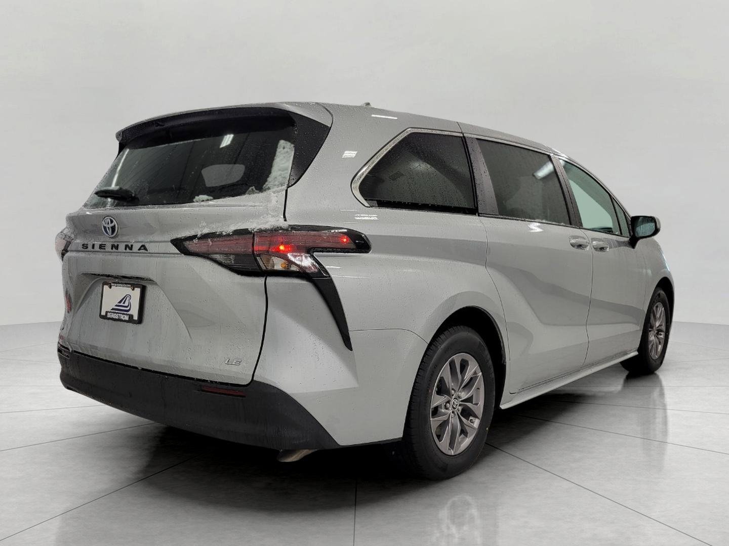 Used 2025 Toyota Sienna LE image 19