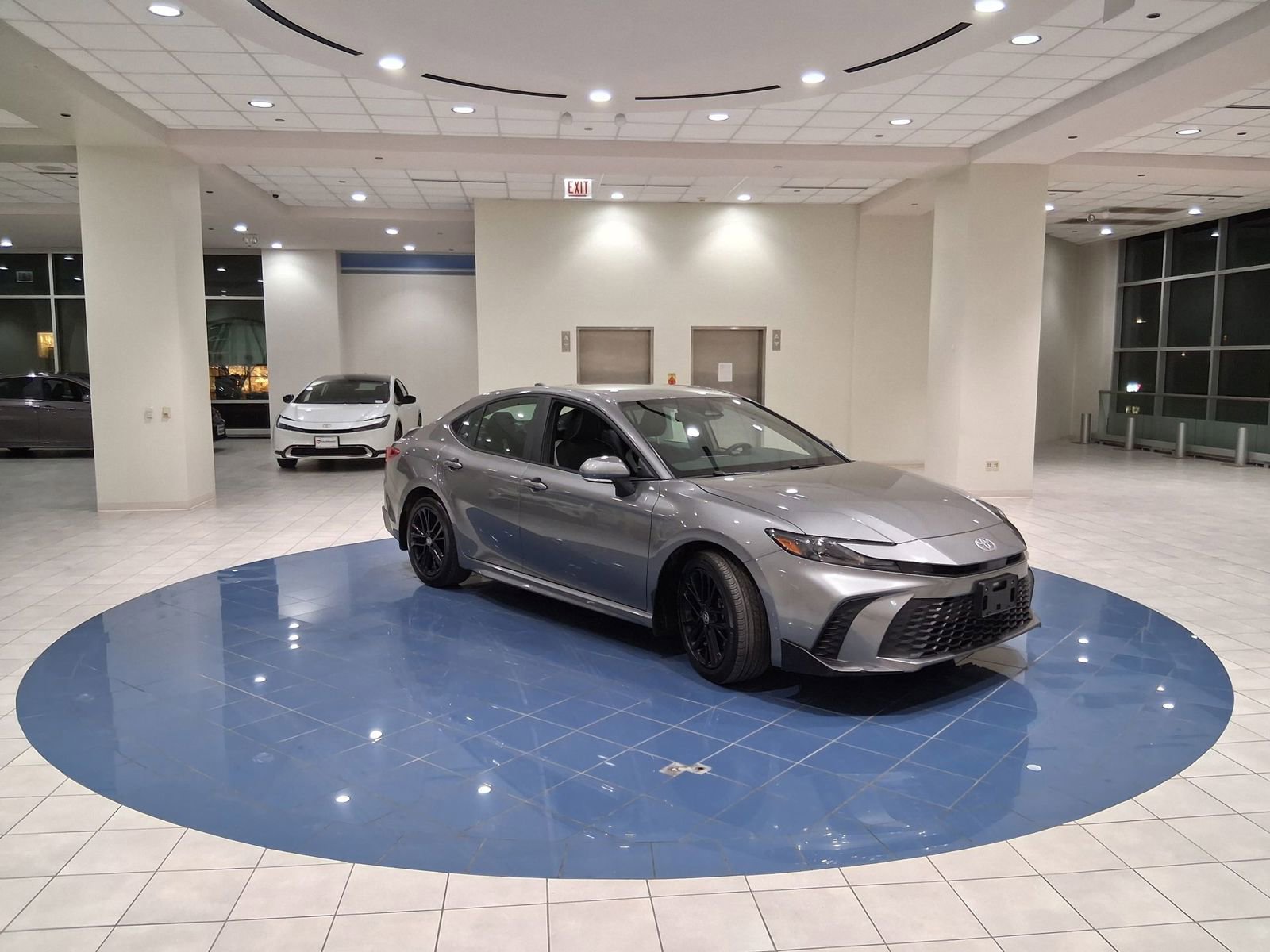 Used 2025 Toyota Camry SE w/ Convenience Package image 9