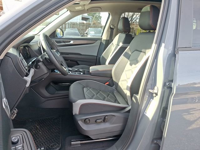 Used 2025 Volkswagen Atlas Peak Edition SE image 15