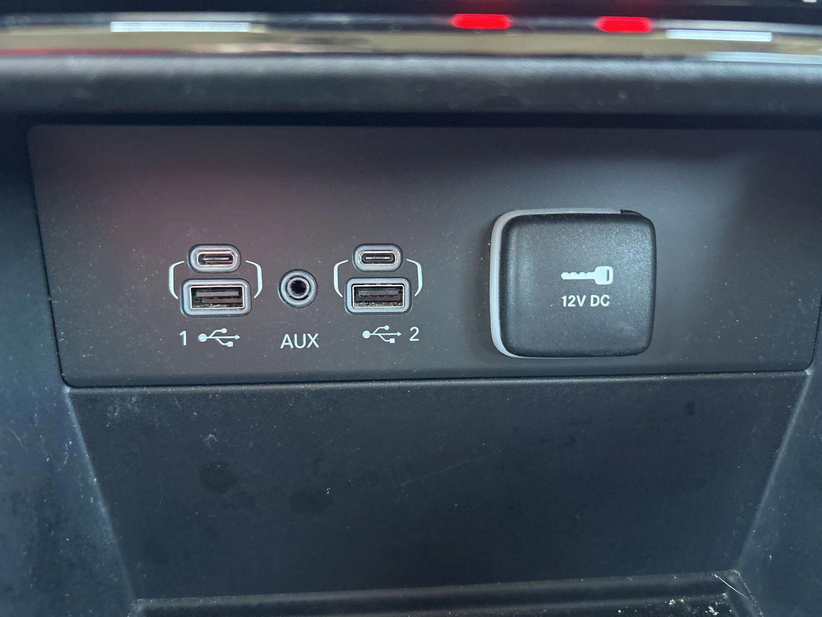 Used 2023 Jeep Grand Cherokee Laredo image 32