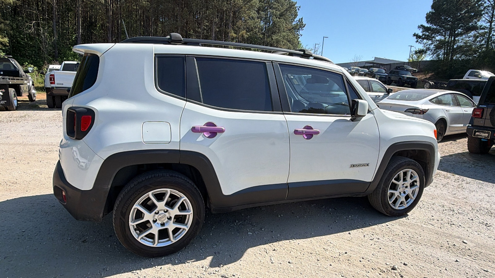 Used 2020 Jeep Renegade Latitude w/ UConnect 8.4 Nav Group AWD/4WD image 8
