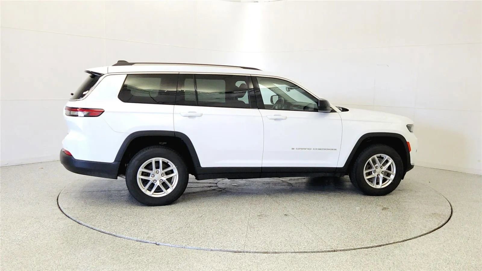 Used 2022 Jeep Grand Cherokee L Laredo w/ Luxury Tech Group I AWD/4WD image 8