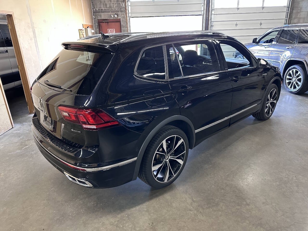 Used 2022 Volkswagen Tiguan SEL R-Line AWD/4WD image 3