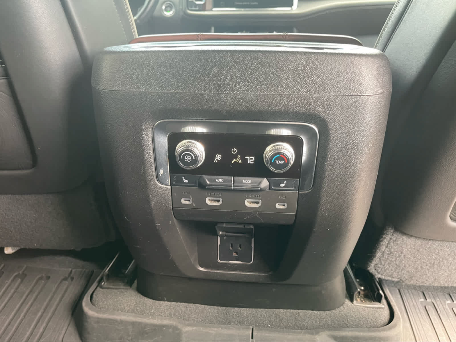 Used 2023 GMC Yukon Denali Ultimate AWD/4WD image 30