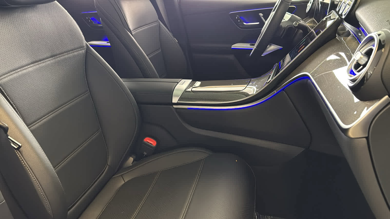 Used 2025 Mercedes-Benz GLC 300 4MATIC image 42