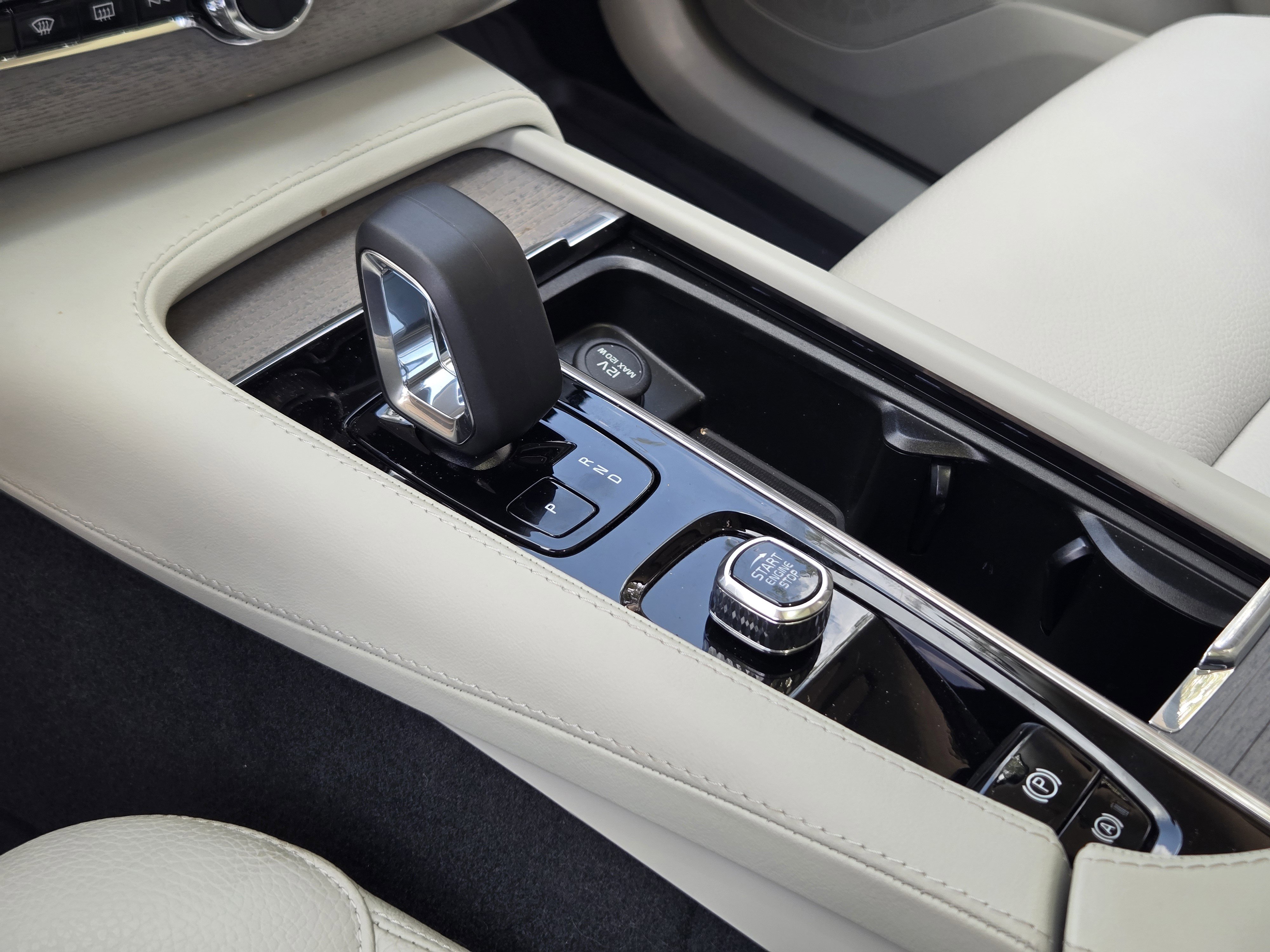 Certified 2025 Volvo XC90 T8 Plus w/ Protection Package Premier image 23