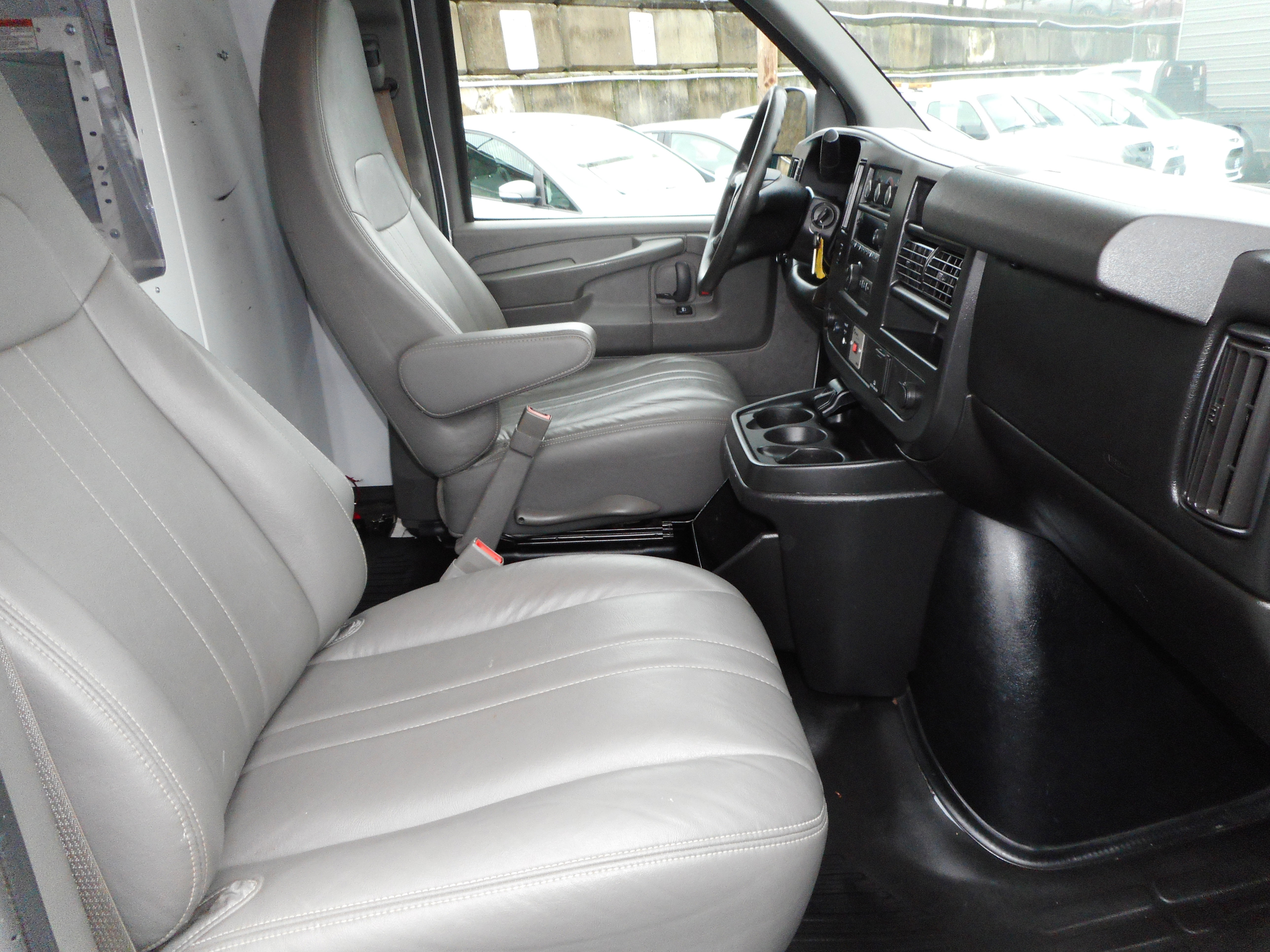 Used 2015 GMC Savana 3500 image 23