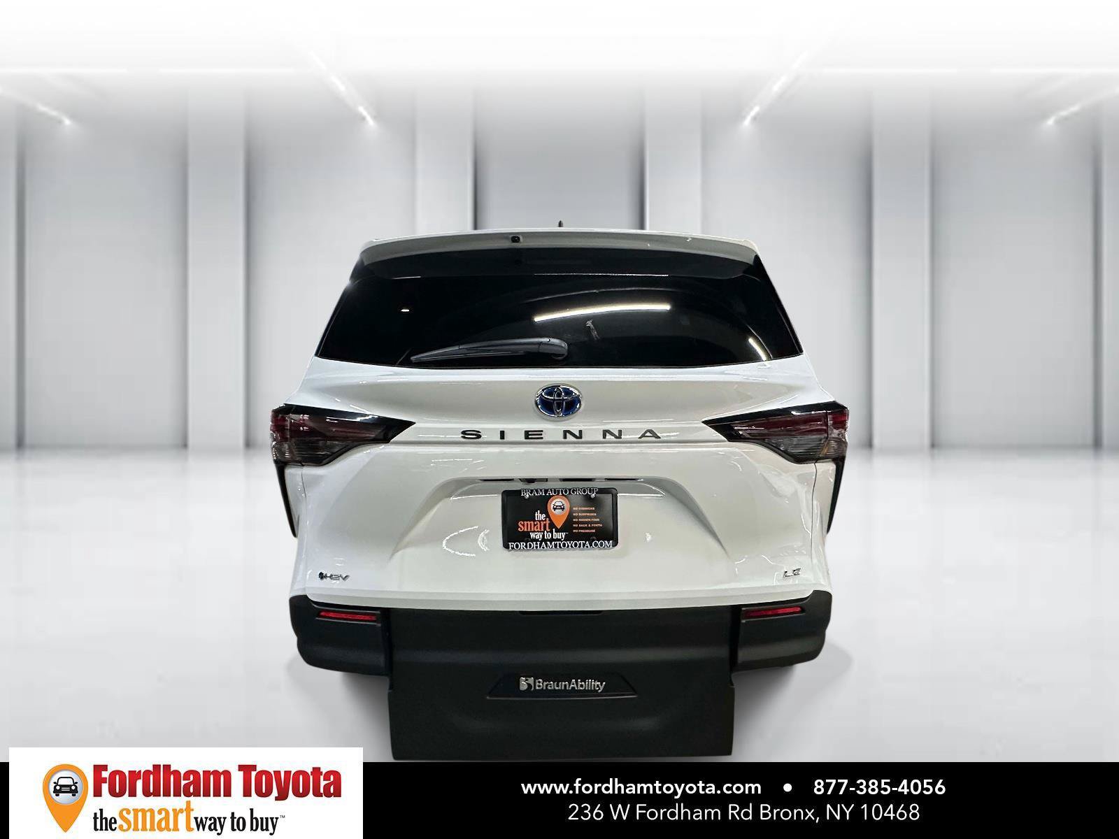 Used 2025 Toyota Sienna LE FWD image 5