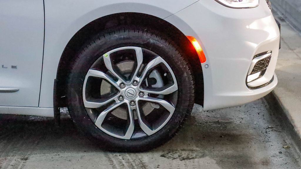 New 2026 Chrysler Pacifica Pinnacle w/ Trailer Tow Group image 11