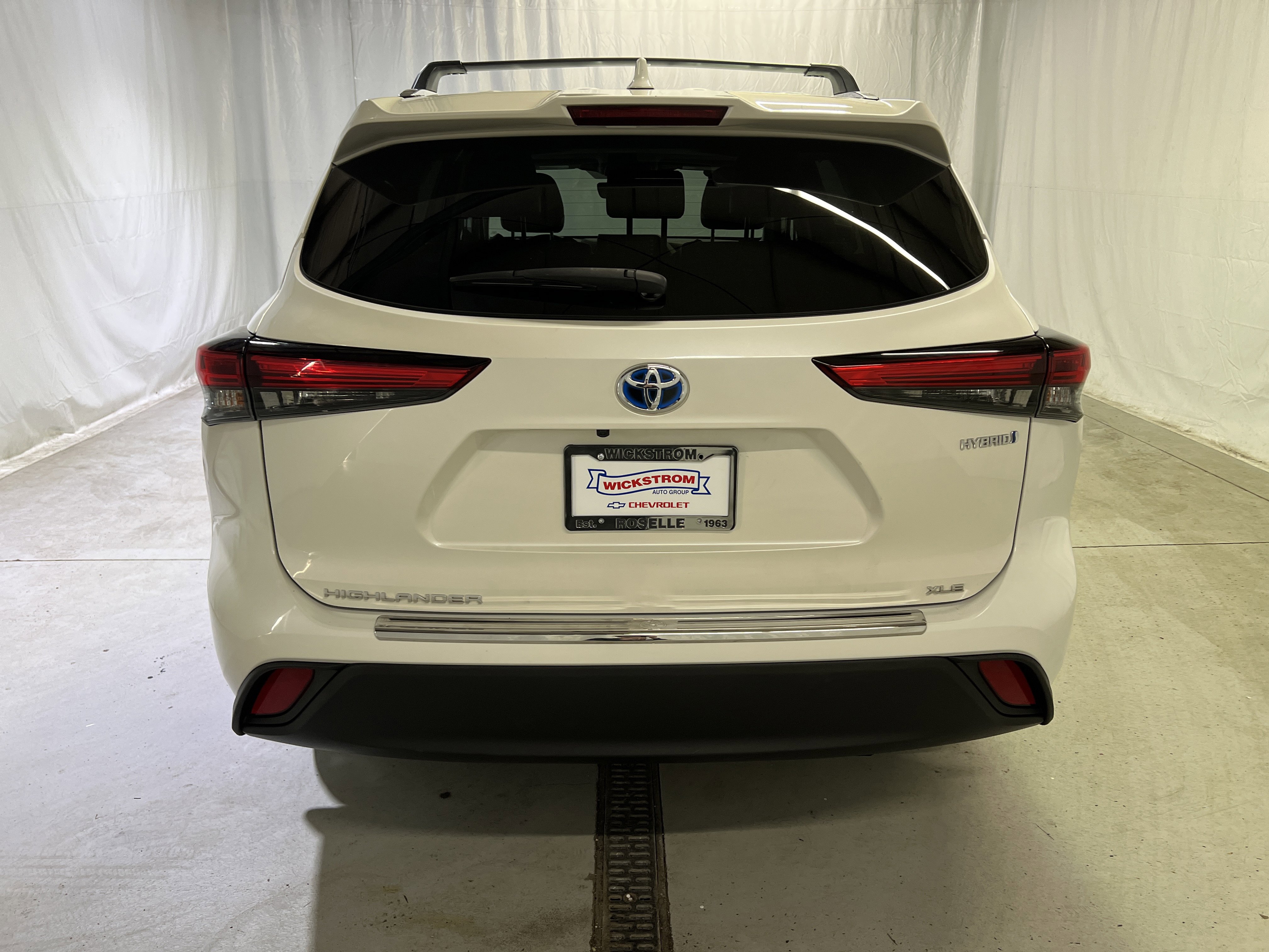 Used 2021 Toyota Highlander XLE AWD/4WD image 9