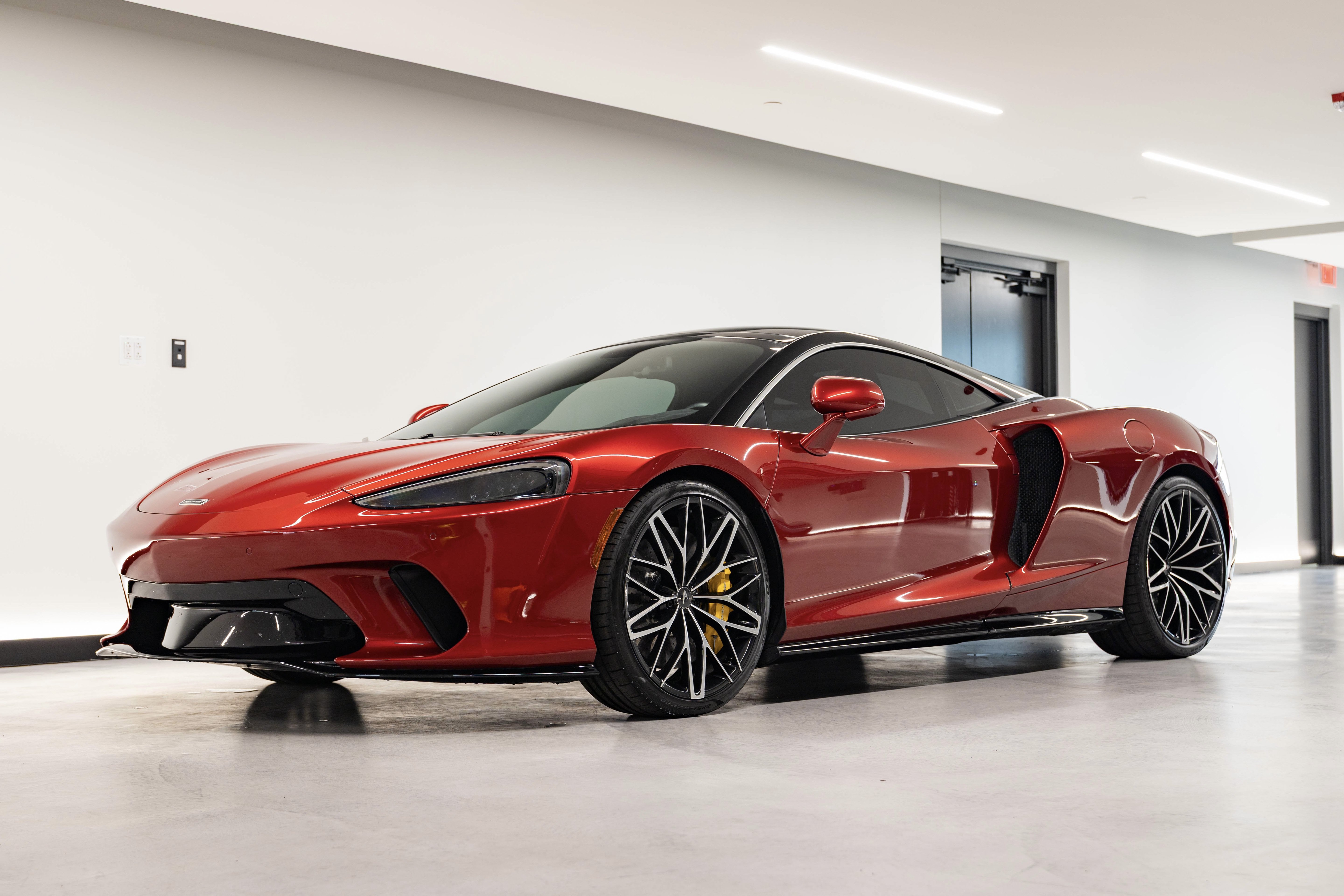 Used 2023 McLaren GT RWD image 1