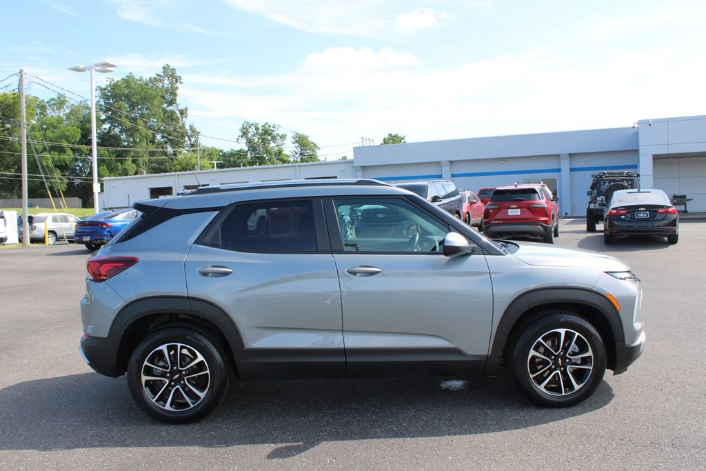 Used 2025 Chevrolet TrailBlazer LT w/ Convenience Package FWD image 11